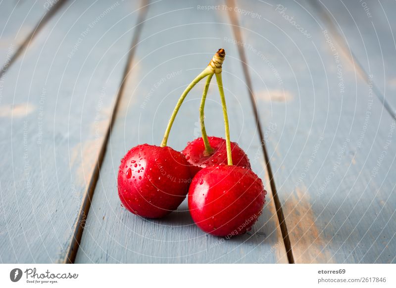 Köstliche Kirschen auf einem blauen Holztisch Frucht Dessert Lebensmittel Gesunde Ernährung Foodfotografie lecker Snack Backwaren gebastelt süß backen Sommer