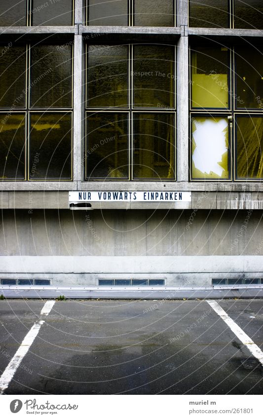 Parkprobleme Stadt Menschenleer Industrieanlage Bauwerk Gebäude Architektur Mauer Wand Fassade Autofahren Wege & Pfade Verkehrszeichen Verkehrsschild Fahrzeug