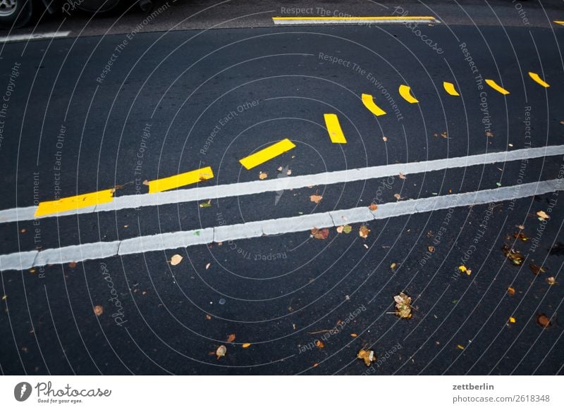 Fahrbahnmarkierung (planlos) abbiegen Asphalt Autobahn Ecke Warnhinweis Hinweis Kurve Linie links Schilder & Markierungen Navigation Orientierung Pfeil rechts