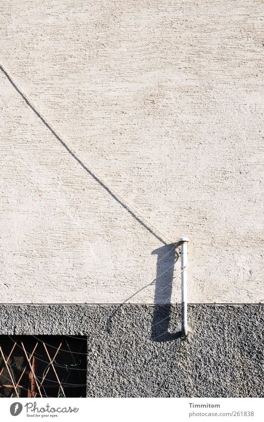 Ja, bleiben wir in Kontakt! Haus Fassade Metall einfach grau weiß Überraschung Kellerfenster Fenstergitter Röhren Belüftung Kabel Irritation Farbfoto