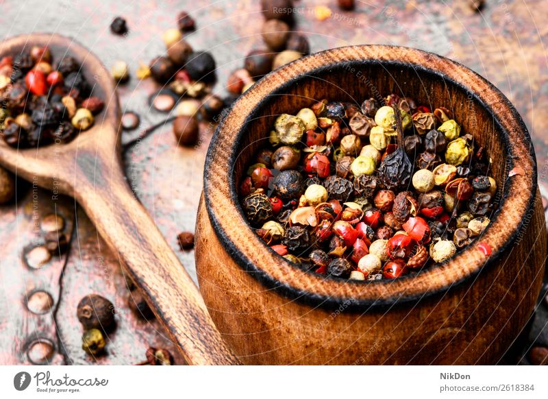 Gewürzpaprikaerbsen oder Pfefferkörner schwarz Bestandteil Samen Lebensmittel Paprika trocknen Würzig Nahaufnahme Makro Haufen rot organisch Mais aromatisch