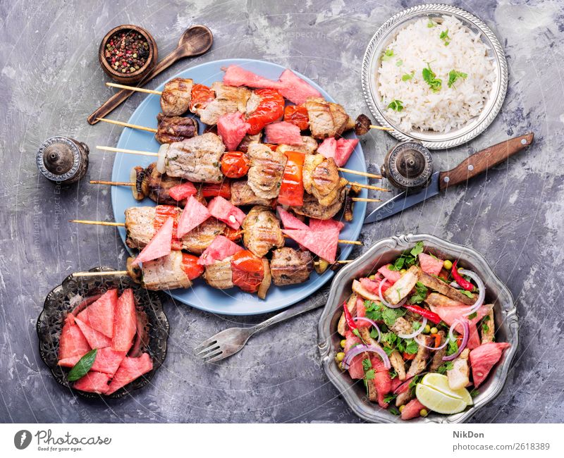 Schaschlikspieß mit Wassermelonen-Garnitur Spieß Barbecue Frucht Lebensmittel Fleisch Kebab Grillrost grillen gegrillt Rindfleisch Abendessen Schweinefleisch