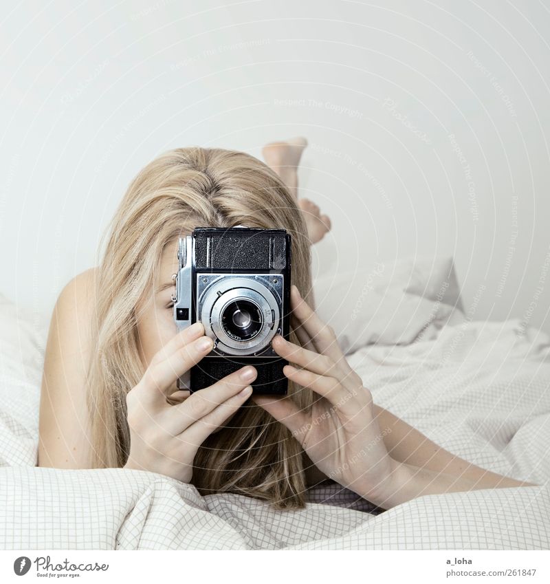 *200* the girl with the camera Bett Fotokamera feminin Frau Erwachsene blond langhaarig Sammlerstück festhalten liegen retro dünn Erotik weich Nostalgie träumen