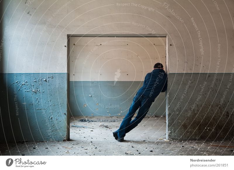 Schieflage Lifestyle Mensch maskulin Mann Erwachsene 1 Ruine Gebäude Architektur Mauer Wand Tür Jeanshose Mütze Linie Kommunizieren stehen dunkel blau weiß