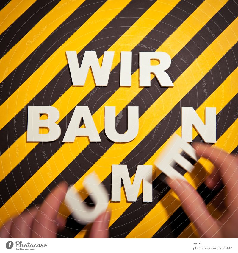 ... in Bearbeitung Design Baustelle Hand Finger Schriftzeichen Hinweisschild Warnschild Streifen Bewegung lustig gelb schwarz weiß Idee Kreativität gestreift