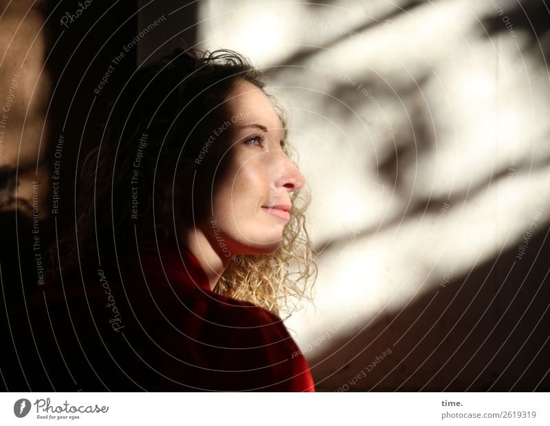 Martina feminin Frau Erwachsene 1 Mensch Haus Ruine lost places blond langhaarig Locken beobachten genießen Lächeln Blick außergewöhnlich Freundlichkeit schön