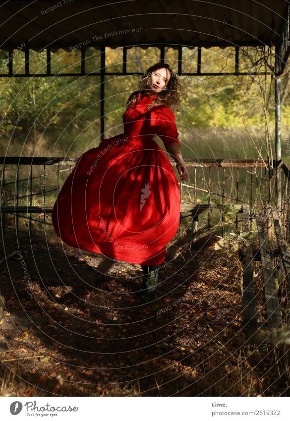 Die Tänzerin feminin Frau Erwachsene 1 Mensch Schönes Wetter Wald Bauwerk Gartenhaus Kleid blond langhaarig Locken drehen Blick Tanzen authentisch schön