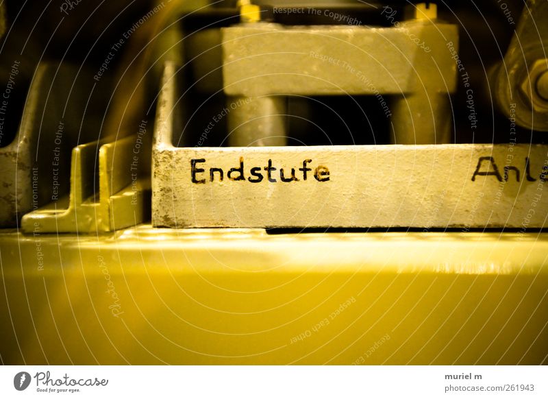 AM ENDE Metall Gold Stahl Zeichen Schriftzeichen Ziffern & Zahlen Schilder & Markierungen Hinweisschild Warnschild Graffiti hören retro Farbfoto Innenaufnahme