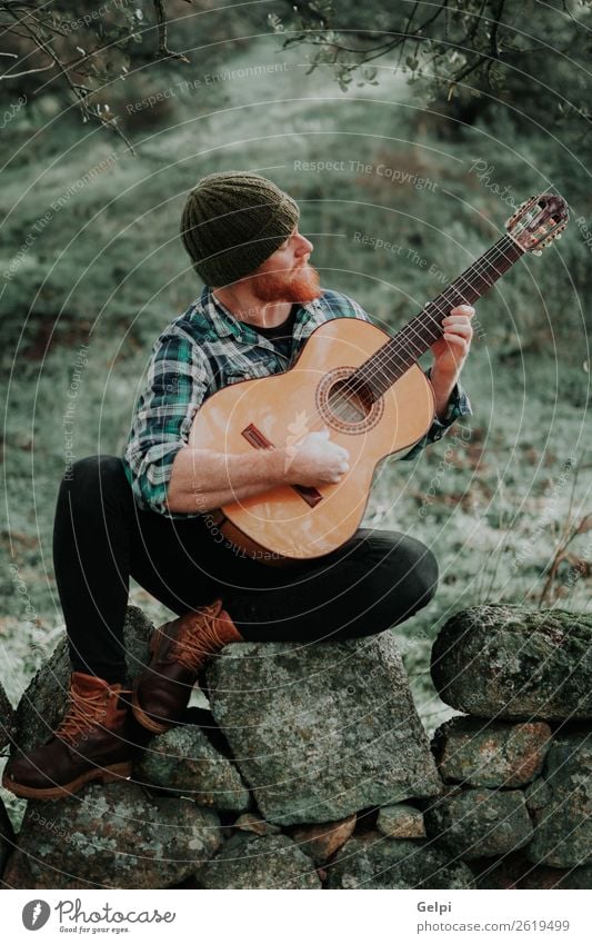 Hipster Mann mit Rotbart Freizeit & Hobby Spielen Entertainment Musik Mensch Erwachsene Musiker Gitarre Natur Hut rothaarig Oberlippenbart Coolness trendy