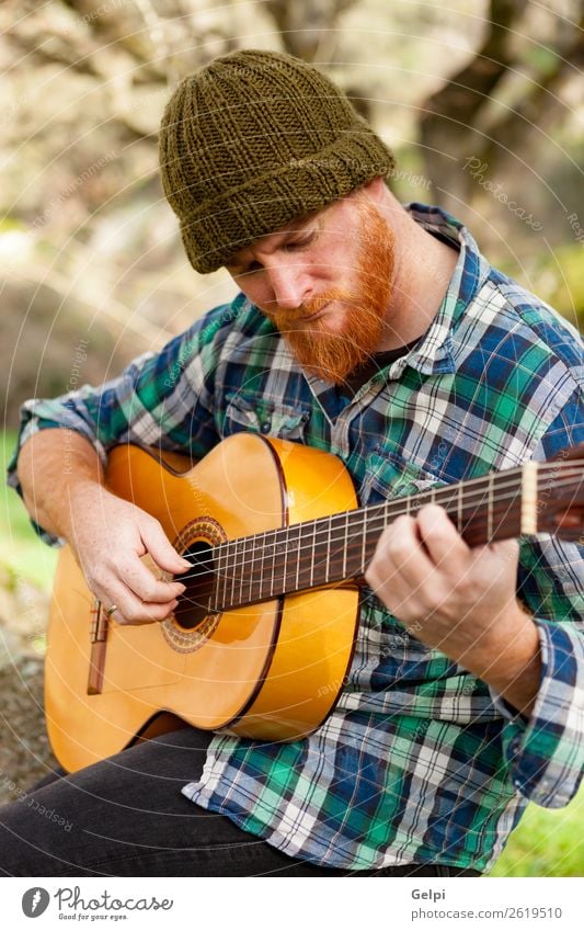 Hipster Mann mit Rotbart Freizeit & Hobby Spielen Entertainment Musik Mensch Erwachsene Musiker Gitarre Natur rothaarig Oberlippenbart Coolness trendy niedlich