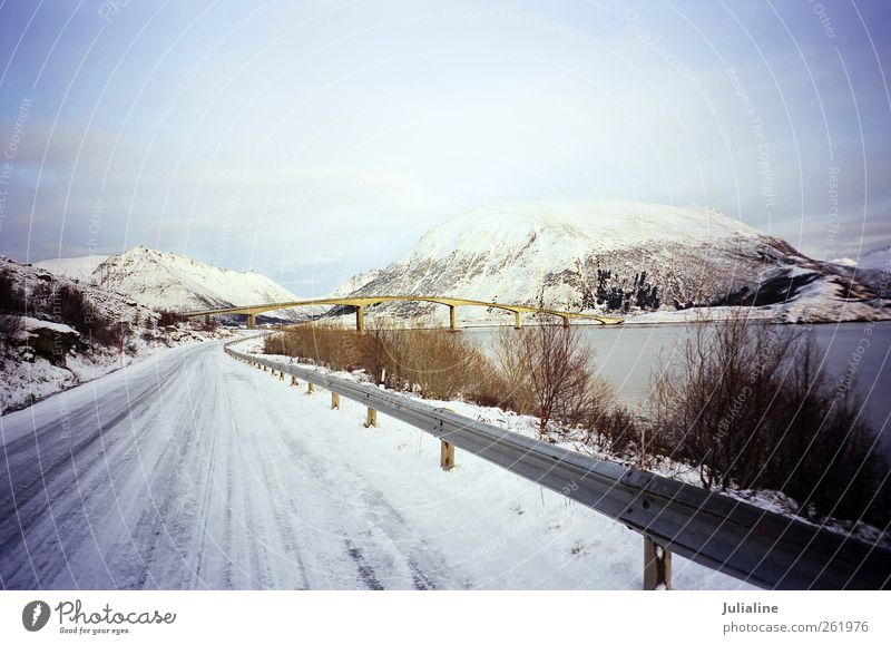 Winterlandschaft mit Brücke zwischen den Inseln in Norw Meer Schnee Berge u. Gebirge Landschaft Fluss Straße trist Konstruktion Kälte Norwegen Skandinavien