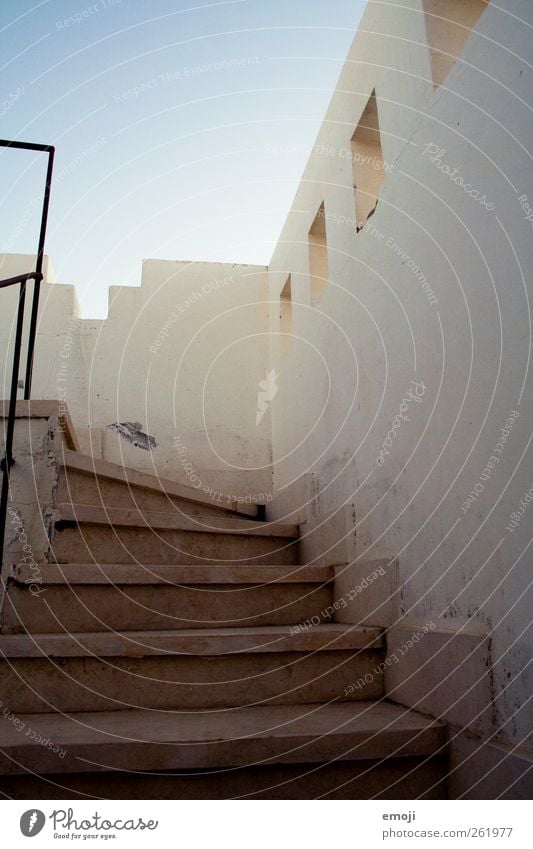 treppauf I Menschenleer Haus Traumhaus Bauwerk Gebäude Architektur Mauer Wand Treppe Fassade Stadt mediterran Farbfoto Außenaufnahme Textfreiraum oben Morgen