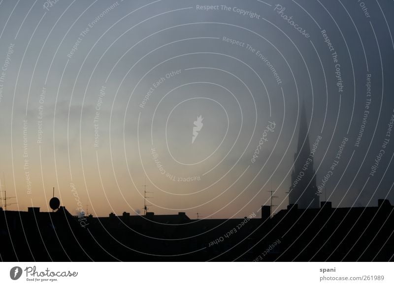 Der Tag beginnt Himmel Nebel Kirche Bauwerk Gebäude Dach Schornstein Antenne Satellitenantenne Dunst Sonnenaufgang Stadt Dämmerung ruhig Vorsicht schön Farbfoto