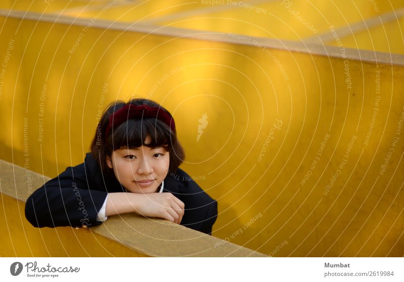 Mein gelber Spielplatz II lernen Schüler Mensch feminin Junge Frau Jugendliche 1 18-30 Jahre Erwachsene Mauer Wand Schüleruniform Kopftuch schwarzhaarig Beton