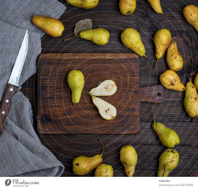 reife grüne und gelbe Birnen Frucht Ernährung Vegetarische Ernährung Diät Messer Tisch Holz alt Essen frisch lecker natürlich oben braun rustikal Lebensmittel