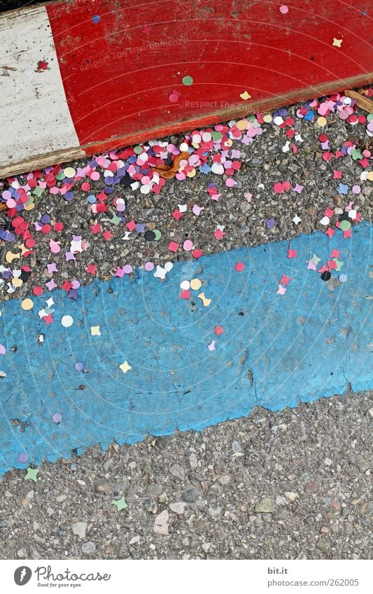 Rosenmontag... Party Feste & Feiern Karneval Platz Straße Wege & Pfade Stein Holz Zeichen Schilder & Markierungen Linie Streifen liegen unten Stadt blau