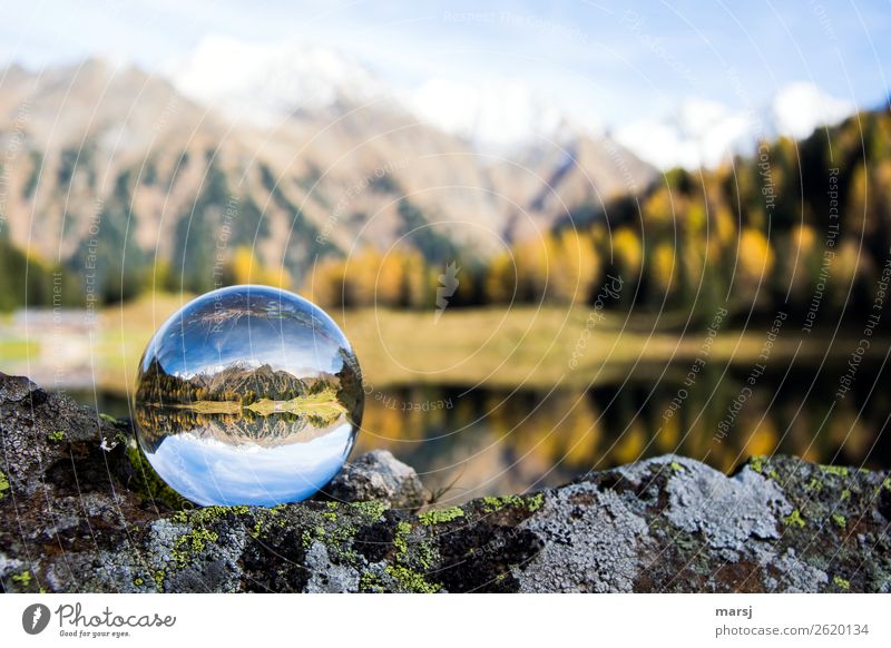 verkehrte Welt | Duisitzkarsee auf dem Kopf harmonisch Natur Landschaft Herbst See Gebirgssee Glaskugel leuchten außergewöhnlich Kitsch Reinheit träumen