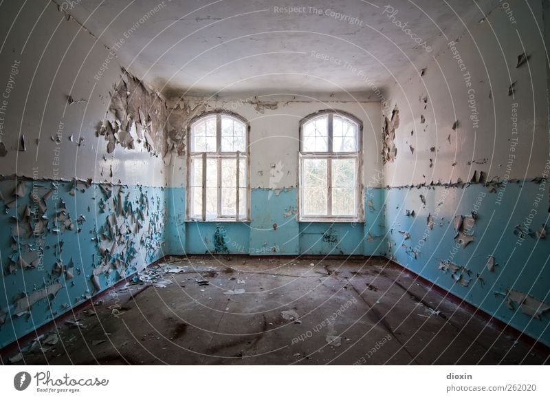 Leerstand [1] Menschenleer Haus Bauwerk Gebäude Architektur Sanatorium Mauer Wand Fenster alt authentisch kaputt trashig Stadt blau weiß Verfall Vergangenheit