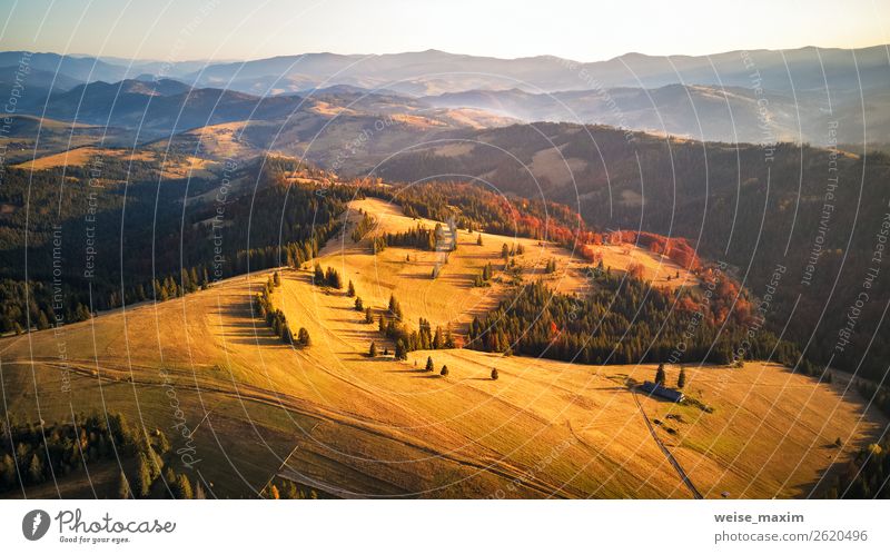 Herbstlicher Sonnenuntergang in den Bergen. Bunte Herbstwälder Ferien & Urlaub & Reisen Tourismus Ferne Freiheit Expedition Berge u. Gebirge Haus Natur