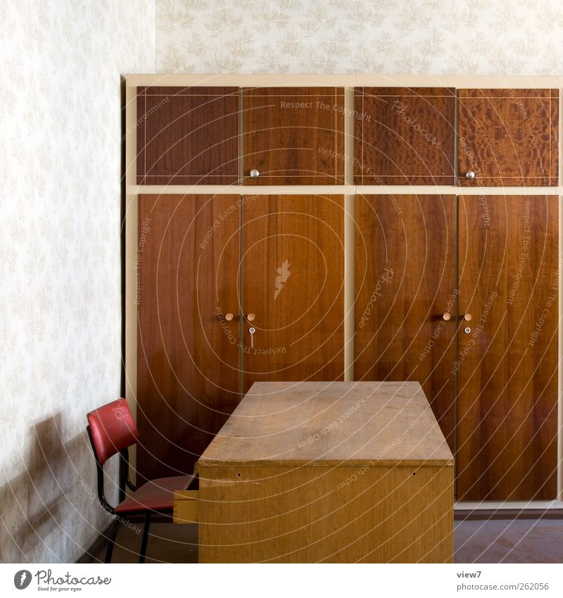 Arbeitsplatz analog Innenarchitektur Möbel Stuhl Tisch Raum Wohnzimmer Büroarbeit Wirtschaft Mittelstand Stein Holz alt authentisch Klischee trist Nostalgie