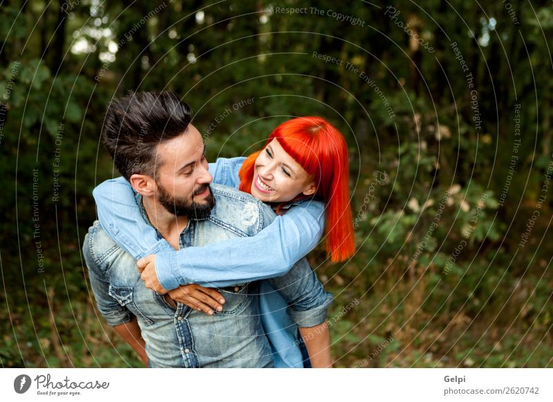 Gutaussehender Kerl gibt Huckepack. Lifestyle Freude Glück schön Freizeit & Hobby Sommer Mensch Frau Erwachsene Mann Familie & Verwandtschaft Paar rothaarig