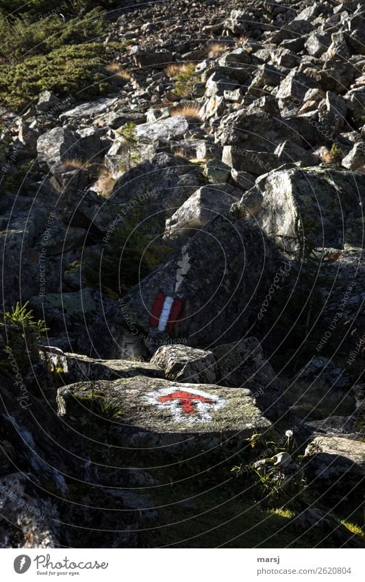 Steinig, aber der richtige Weg Ferien & Urlaub & Reisen Tourismus Ausflug Berge u. Gebirge wandern Natur Felsen Pfeil Wegweiser rot-weiß-rot dunkel eckig kalt