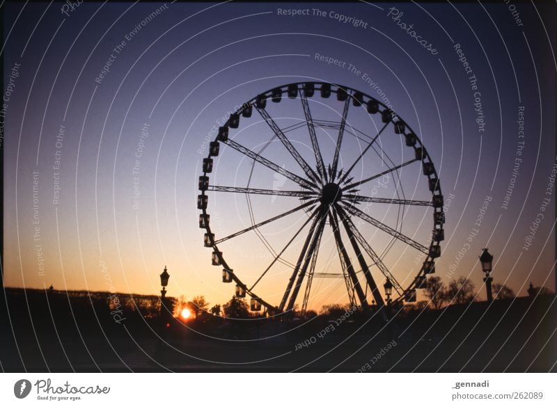 [333]Ein Tag in Paris beginnt... Laterne Riesenrad Sonnenaufgang Vignettierung analog Rahmen Morgen Warmherzigkeit Vergnügungspark Vorfreude ästhetisch