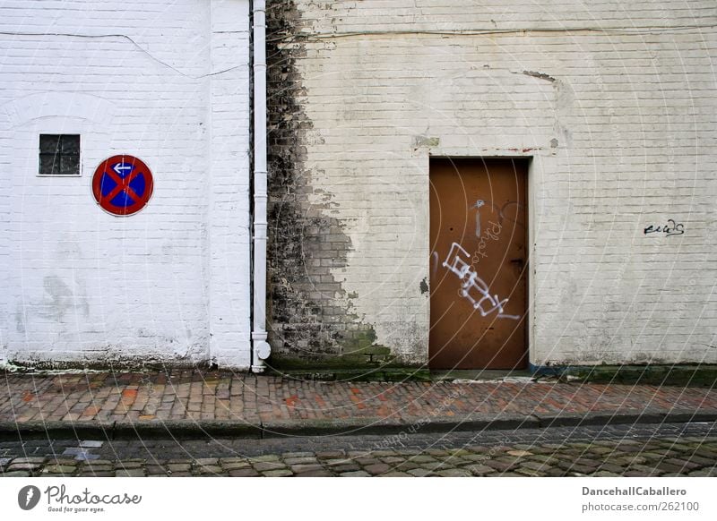 noch ein Türchen Haus Industrieanlage Fabrik Gebäude Mauer Wand Verkehrswege Straße Verkehrszeichen Verkehrsschild alt dreckig kaputt Einsamkeit Hinterhof