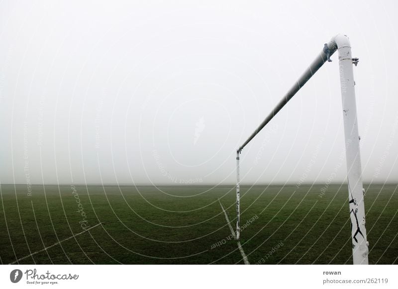 tor Sport Ballsport Torwart Fußball Sportstätten Fußballplatz schlechtes Wetter Unwetter Nebel Wiese dreckig dunkel kalt nass trist leer Einsamkeit Sportrasen