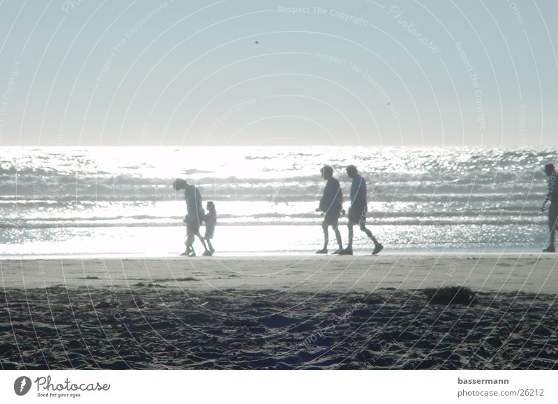 A Walk at the Beach Strand Meer Pazifik Cannon Beach Oregon Gegenlicht Mensch Spaziergang Sandstrand Horizont Strandspaziergang Fußgänger Tourismus Tourist