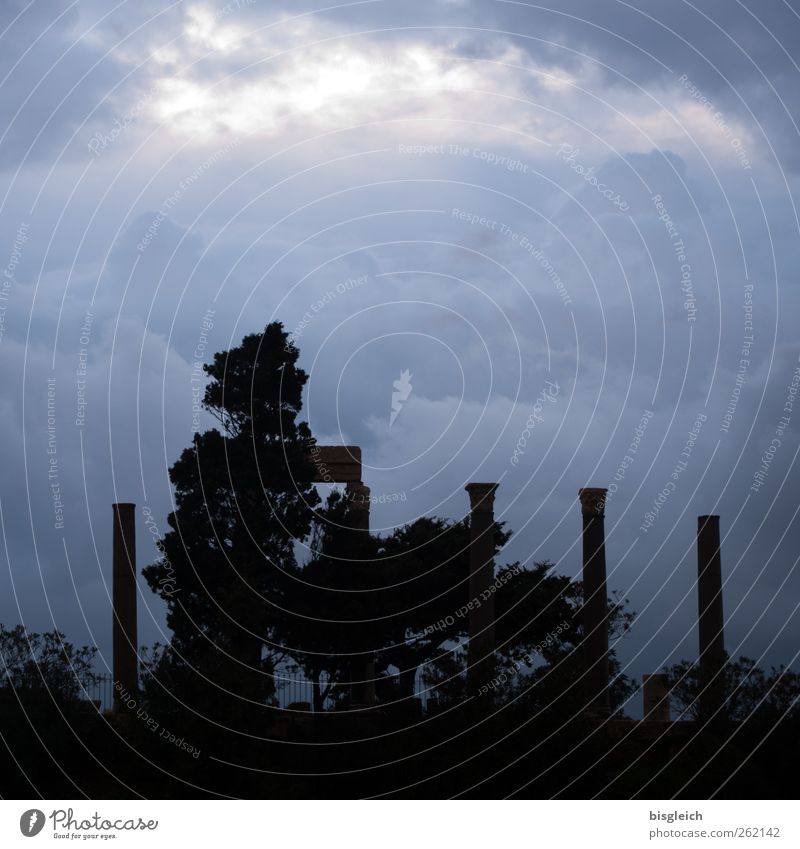 Ruine Himmel Wolken Gewitterwolken Nachthimmel Byblos Libanon Naher und Mittlerer Osten Tempel Säule Säulenkapitell Sehenswürdigkeit blau 2012 Farbfoto