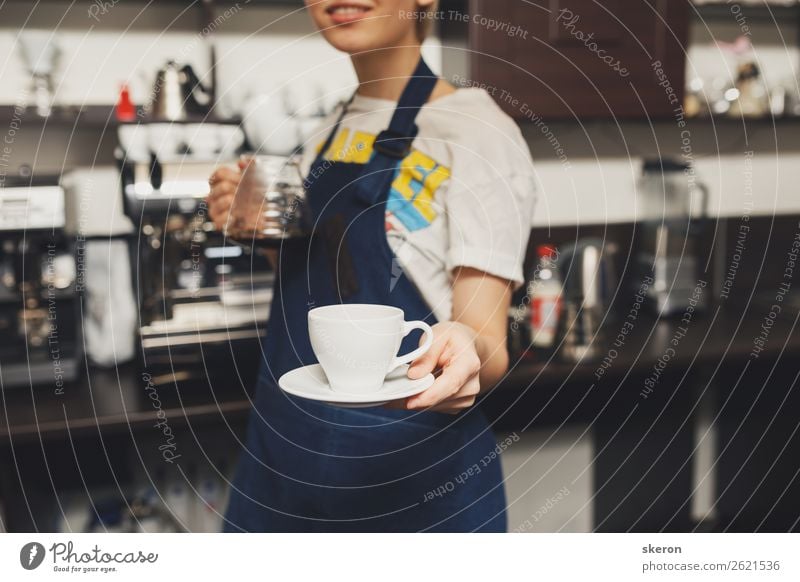 Barista hält eine Tasse Kaffee aus. Ernährung Mittagessen Getränk trinken Erfrischungsgetränk Heißgetränk Kakao Espresso Tee Teller Lifestyle Freizeit & Hobby