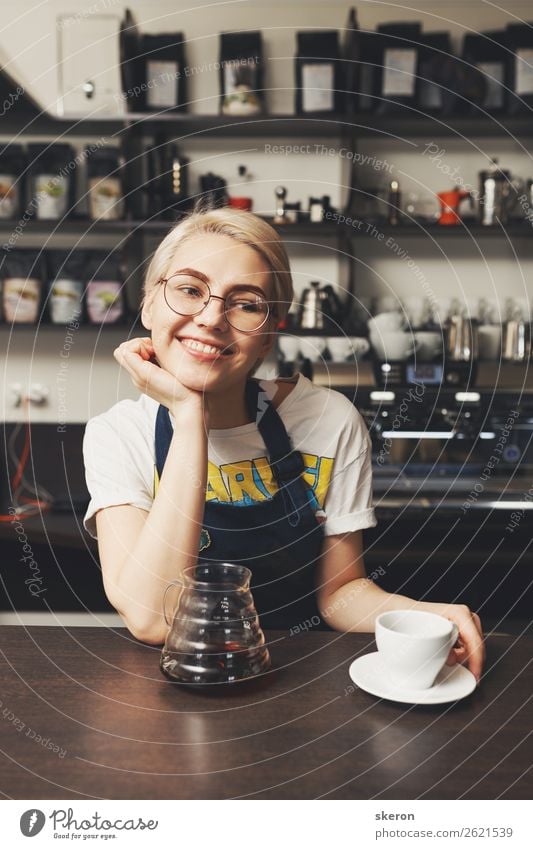 lächelndes Barista-Mädchen bietet eine Tasse Kaffee an. Ernährung Essen Mittagessen Büffet Brunch Geschäftsessen Fastfood Getränk trinken Heißgetränk Teller