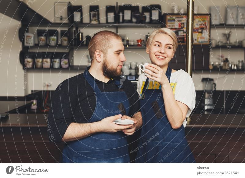 lächelnde Barista am Arbeitsplatz im Café Lebensmittel Mittagessen Büffet Brunch Geschäftsessen Heißgetränk Kakao Kaffee Latte Macchiato Espresso Tee Lifestyle