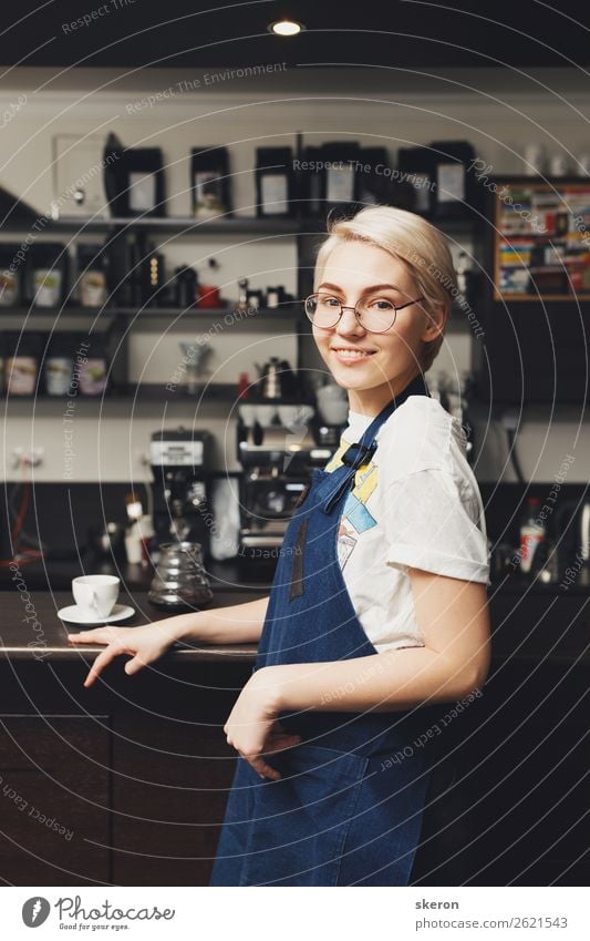 lächelnde Barista im Café Mittagessen Kaffee Teller Lifestyle Freizeit & Hobby Kindererziehung Bildung Arbeit & Erwerbstätigkeit Beruf Mensch feminin 1