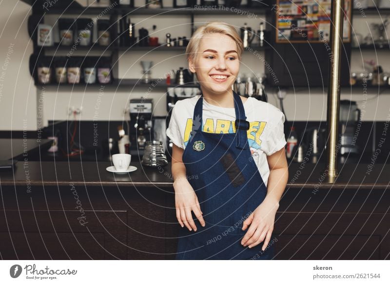 lächelndes Barista-Mädchen in einem Café Mittagessen Kaffeetrinken Teller Lifestyle Gesundheit Schüler Azubi Arbeit & Erwerbstätigkeit Beruf Arbeitsplatz Küche