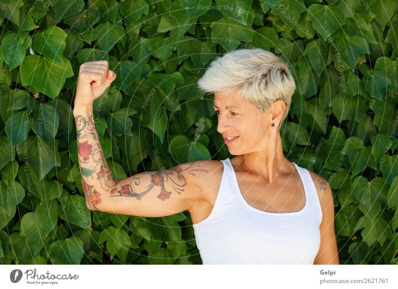 Blonde Frau Lifestyle Stil Glück schön Körper Sommer Erwachsene Arme Natur Pflanze Blume Park Mode Tattoo blond Fitness Lächeln Coolness stark blau rot weiß