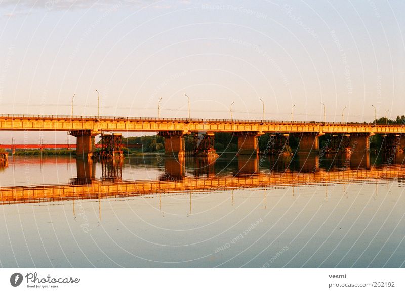 Brücke Bauwerk Verkehrswege Autofahren Bahnfahren Autobahn Stress Horizont Idylle Fluss Wasser Himmel Wolkenloser Himmel Verbindung Abend Sommer gelb Beton