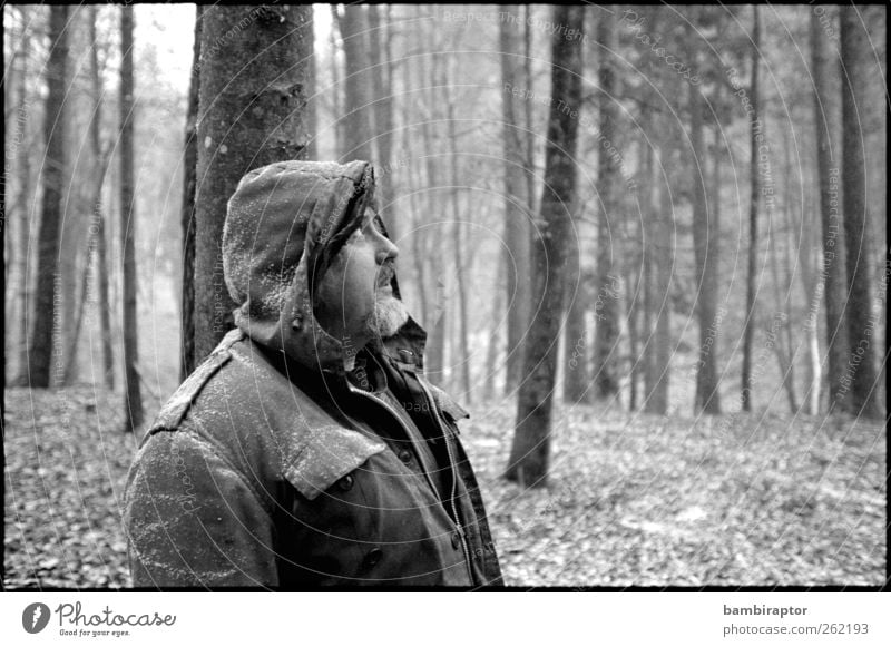 Porträt No. 2 Mensch maskulin Mann Erwachsene Vater 1 45-60 Jahre Natur Winter Schnee Schneefall Baum Wald Jacke Blick Kapuze Parka analog Schwarzweißfoto