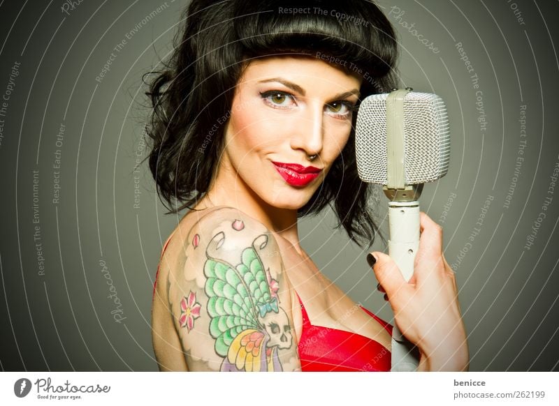 the pinup Frau Mensch singen Sänger Lied Mikrofon Junge Frau Erotik Erwachsene Porträt Isoliert (Position) Gesang Tattoo Konzert Bühne Tonstudio Stimme Karaoke