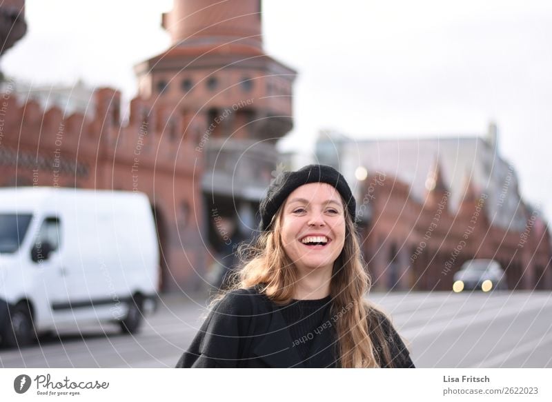 Frau, Mütze, lachen, Berlin Ferien & Urlaub & Reisen Sightseeing Städtereise Erwachsene 1 Mensch 18-30 Jahre Jugendliche Mauer Wand Oberbaumbrücke blond