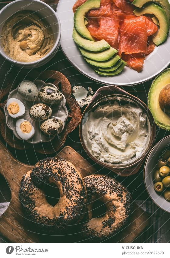 Frühstück mit Bagel , Eier, Lach und Avokado Lebensmittel Käse Brötchen Ernährung Büffet Brunch Bioprodukte Geschirr Stil Design Gesunde Ernährung