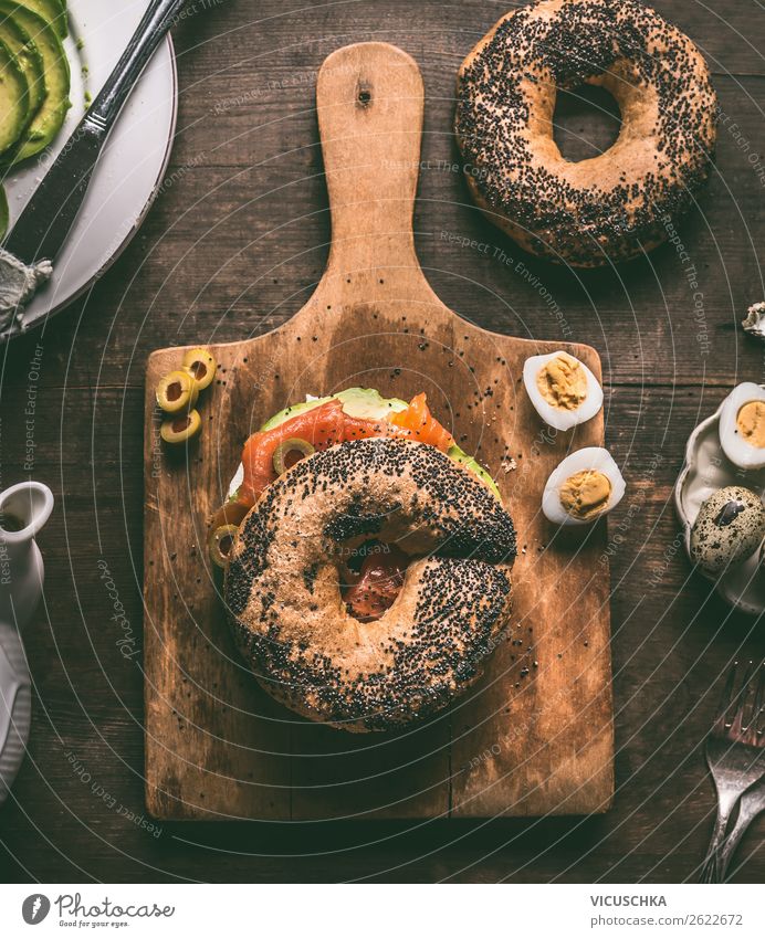 Belegtes Bagel Brötchen Lebensmittel Ernährung Frühstück Mittagessen Stil Design Häusliches Leben Belegtes Brot Snack Feinschmecker Essen zubereiten Lachs Ei