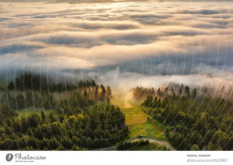 Sonnenaufgang in den Bergen. Nebelmeer hinter der Spitze des Hügels Ferien & Urlaub & Reisen Tourismus Sommer Meer Berge u. Gebirge Umwelt Natur Landschaft