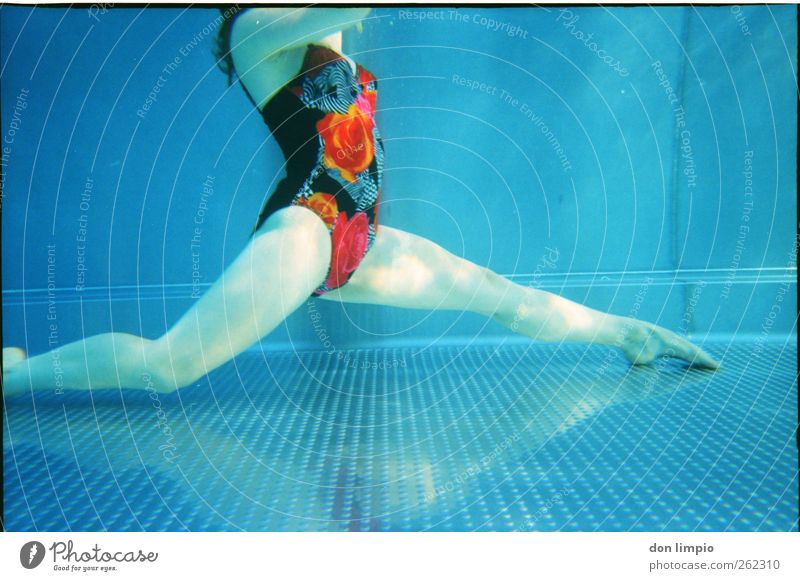 ...und dann ein spagat. elegant Wohlgefühl Schwimmen & Baden Freizeit & Hobby Wassersport feminin Junge Frau Jugendliche Körper 1 Mensch 18-30 Jahre Erwachsene