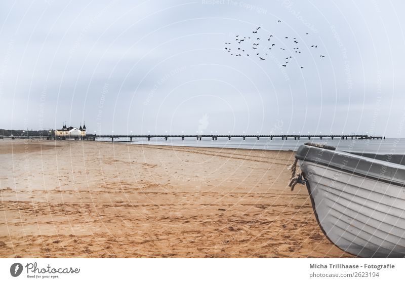 Ostseestrand, Kahn und Seebrücke Natur Landschaft Sand Wasser Himmel Wolken Sonnenlicht Schönes Wetter Meer Brücke Erholung leuchten natürlich blau orange