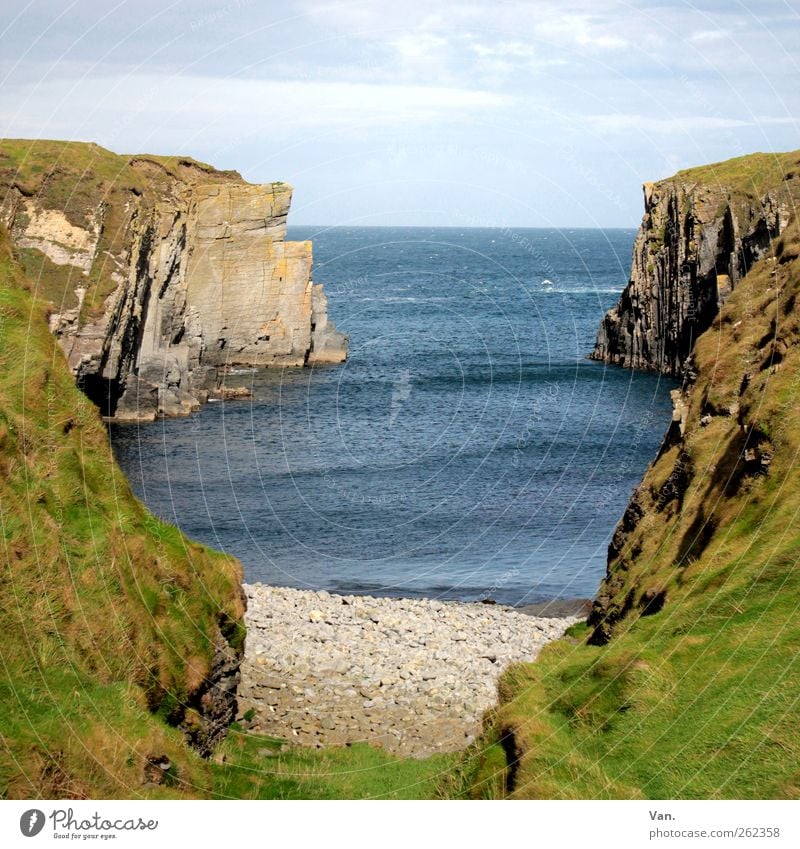 Irland Ferien & Urlaub & Reisen Ferne Freiheit Umwelt Natur Landschaft Wasser Himmel Wolken Schönes Wetter Pflanze Gras Felsen Wellen Küste Strand Bucht Meer