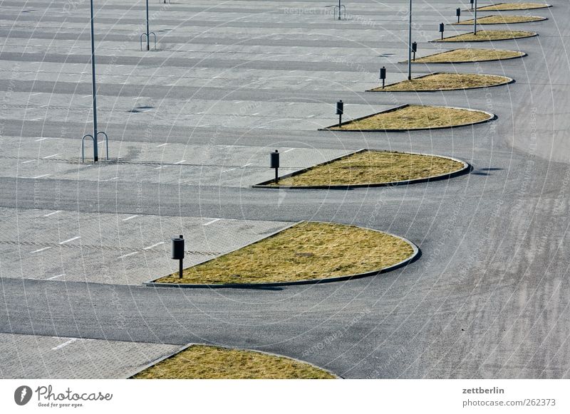 Parkplatz Menschenleer Platz frei Beton Asphalt Farbfoto Außenaufnahme Textfreiraum links Textfreiraum rechts Textfreiraum oben Textfreiraum unten