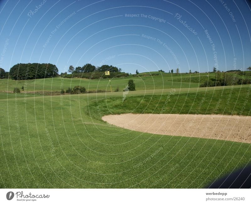 Golfplatz mit Bunker Gras Wiese grün Sauerland Berge u. Gebirge Himmel Sand Rough