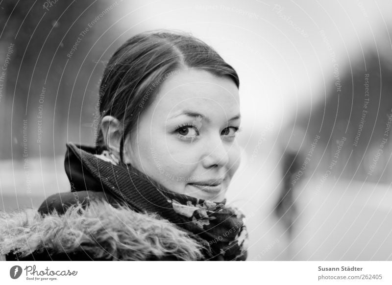 törtchen feminin Kopf Haare & Frisuren Gesicht Bekleidung Jacke brünett beobachten drehen Verschmitzt Lächeln Schneefall Winter Unschärfe Schwarzweißfoto